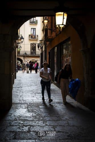 Bajo el arco, la ciudad sigue