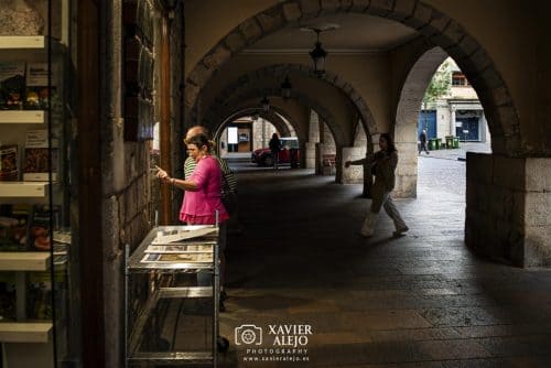 Lectura bajo los arcos