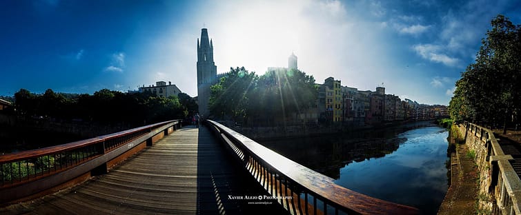 “La ciudad que se inclina hacia la luz”