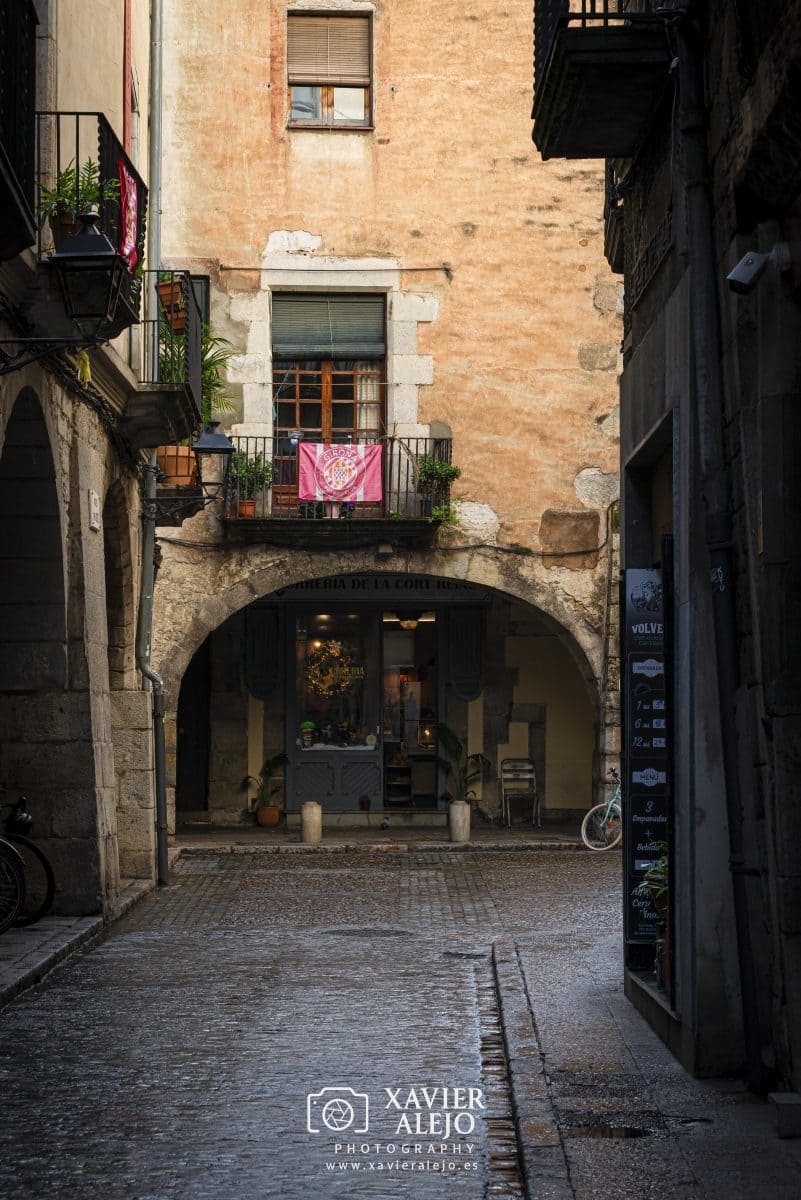 Luz tibia bajo la piedra