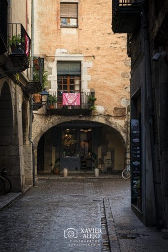 Luz tibia bajo la piedra